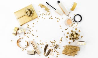 Makeup accessoires in golden colors